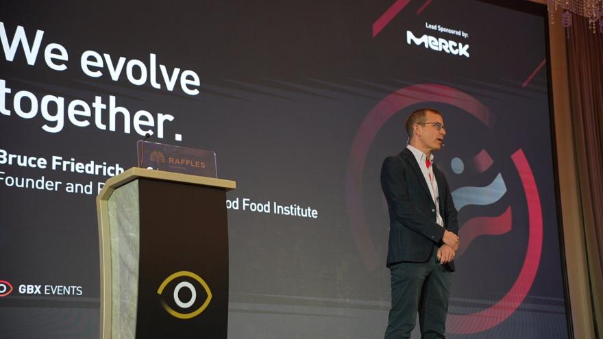 GBX Circle MEVO 2026 in Singapore · &ldquo;Alternative Protein Keynote&rdquo; session KN09 with Bruce Friedrich from GFI, photographed by P. Basanez for the Circle. MEVO Raffles Singapore · meatevo.com, connecting today&rsquo;s decisions with a deep heritage in global alternative protein advocacy.
