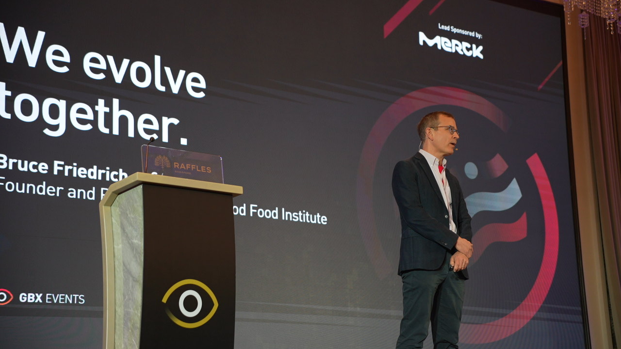 GBX Circle MEVO 2026 in Singapore – &ldquo;Alternative Protein Keynote&rdquo; session KN09 with Bruce Friedrich from GFI, photographed by P. Basanez for the Circle. MEVO Raffles Singapore, connecting today&rsquo;s decisions with a deep heritage in global alternative protein advocacy.